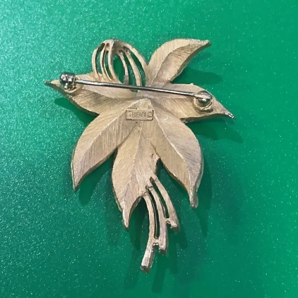 Vintage Trifari signed Gold-Tone Flower Brooch/Pin